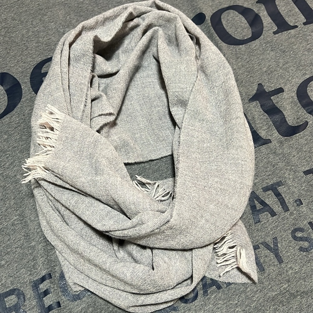 Proper cloth scarf wool like new